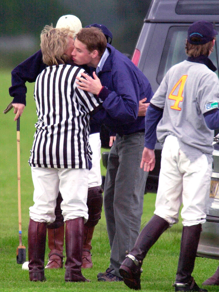 Принц Уильям обнимает своего тренера по поло Клэр Томлинсон, 08 июля 2005 года, Англия
